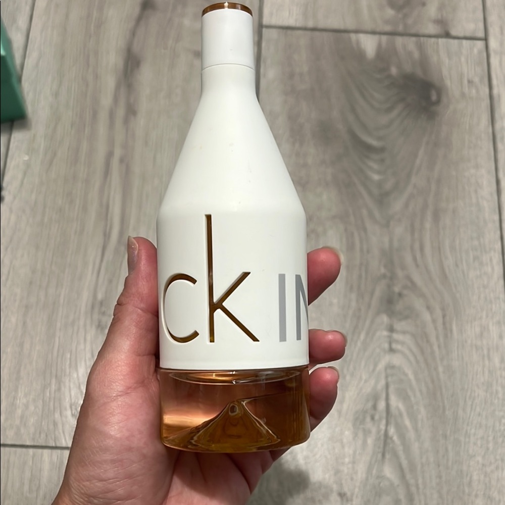 Calvin Klein White Bottle with Gold Trim perfume 100ml - Picture 4 of 7